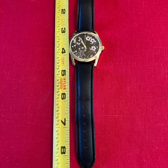 Women’s Wristwatch Floral Dial Crystal Markers Quartz Movement Gold  Tone NEW - Picture 5 of 8